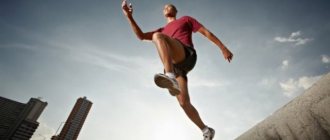 Фото спортсмена в прыжке на фоне города