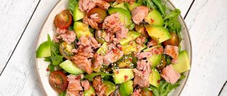 ПП салат с тунцом, авокадо и рукколой