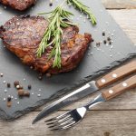 Самое важное правило приготовления стейков — правильный выбор мяса